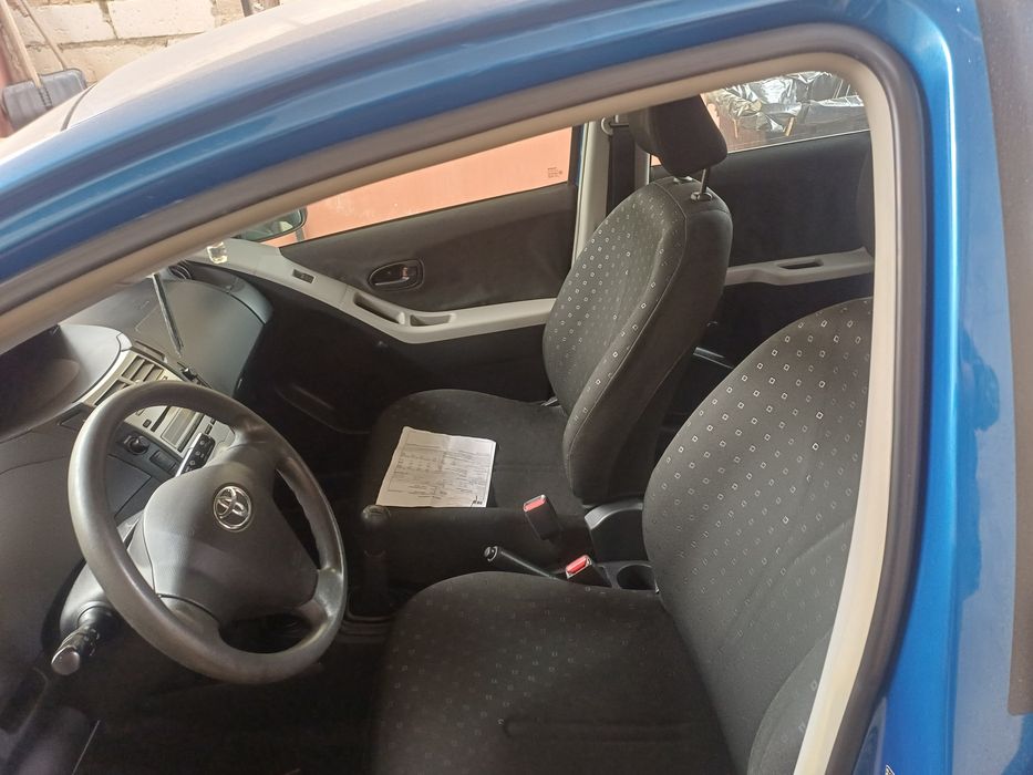 Vând toyota yaris
