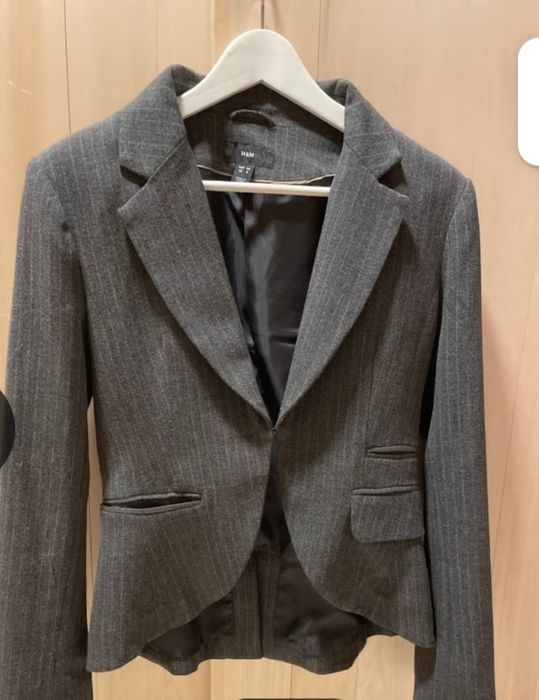 Сако- блейзър на H&M, сив цвят със светлосиви есета.