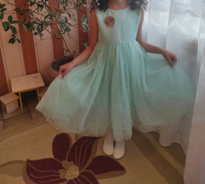 Продам нарядное платье. Для девочки.