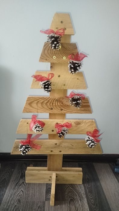 Продавам красива ръчно изработена дървена елха