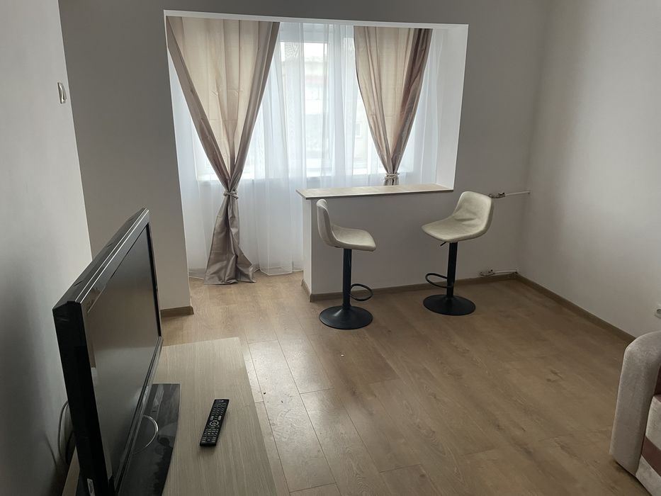 Inchiriez garsoniera ,cart rovine