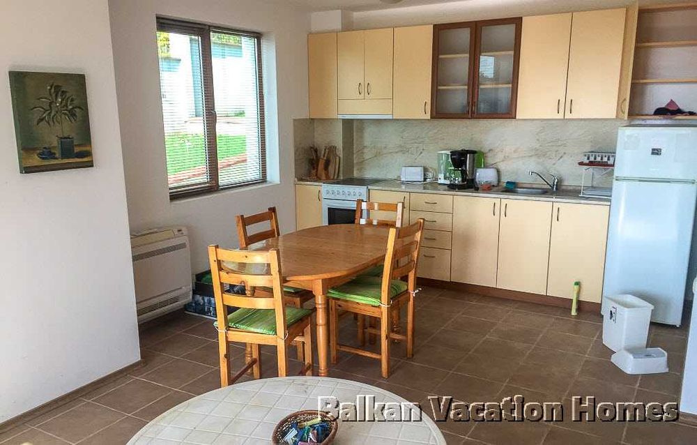 Просторен тристаен апартамент в комплекс в покрайнините на Балчик