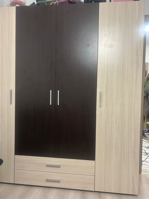 Четирикрилен гардероб с две нощни шкафчета и ракла