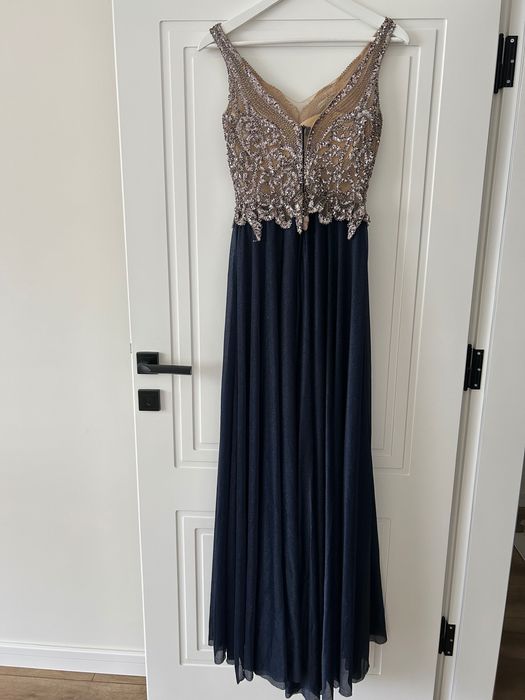 Продавам дълга официална рокля