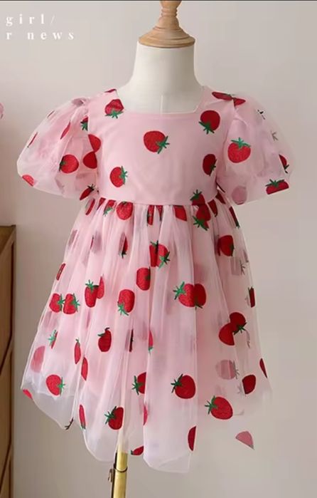 красива ягодова рокля, размер 3-4 години