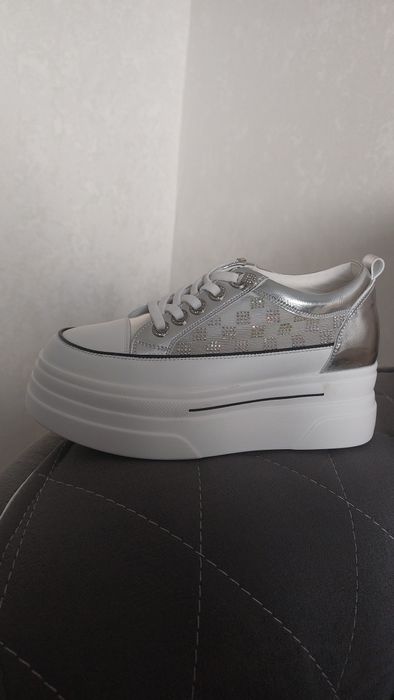 Срочно продам кожаные кроссовки!