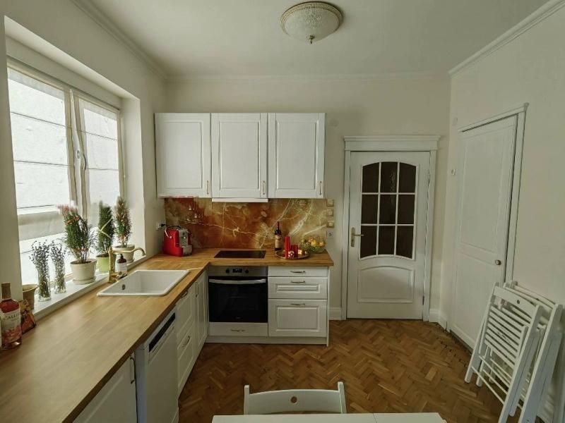 Дава се под наем Тристаен апартамент в София, Център - 75 кв.м за 1077.12 € - Снимка #1