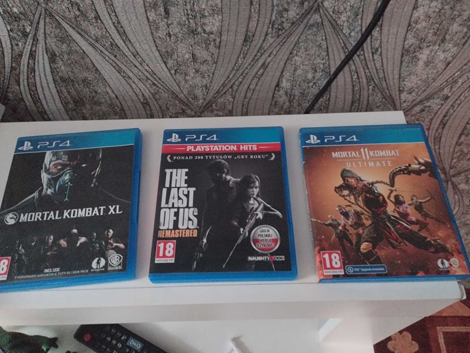 Продам пс 4 с играми и 3 джостика