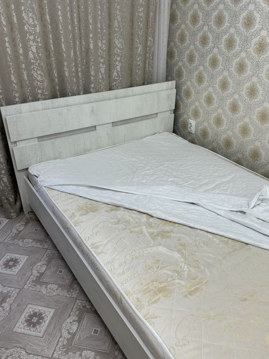 Продам кровать 200 на 140 с матрасом