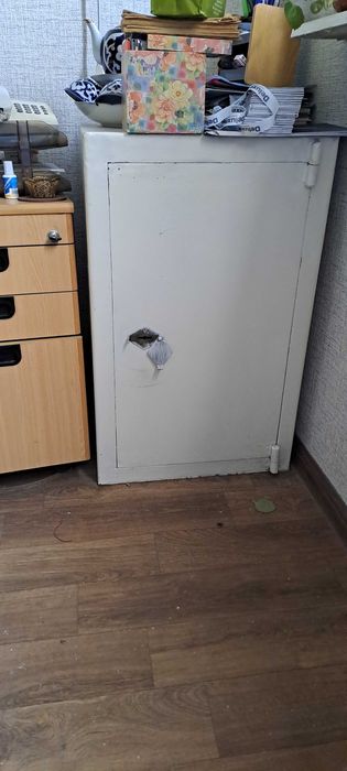 Сейф советский несгораемый металлический