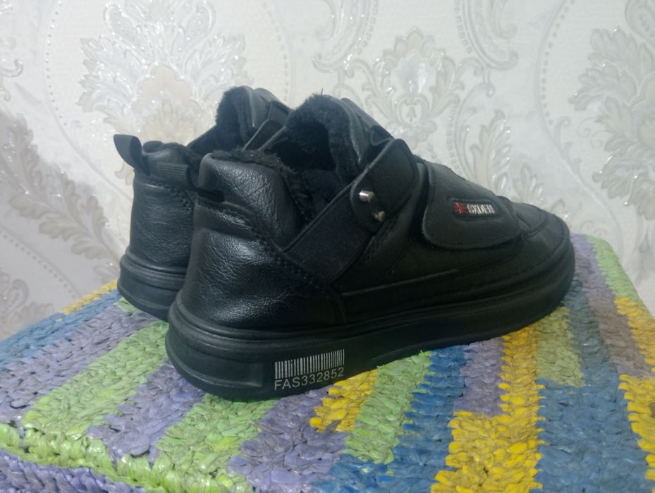 Эркаклар учун оёқ кийим сотилади.