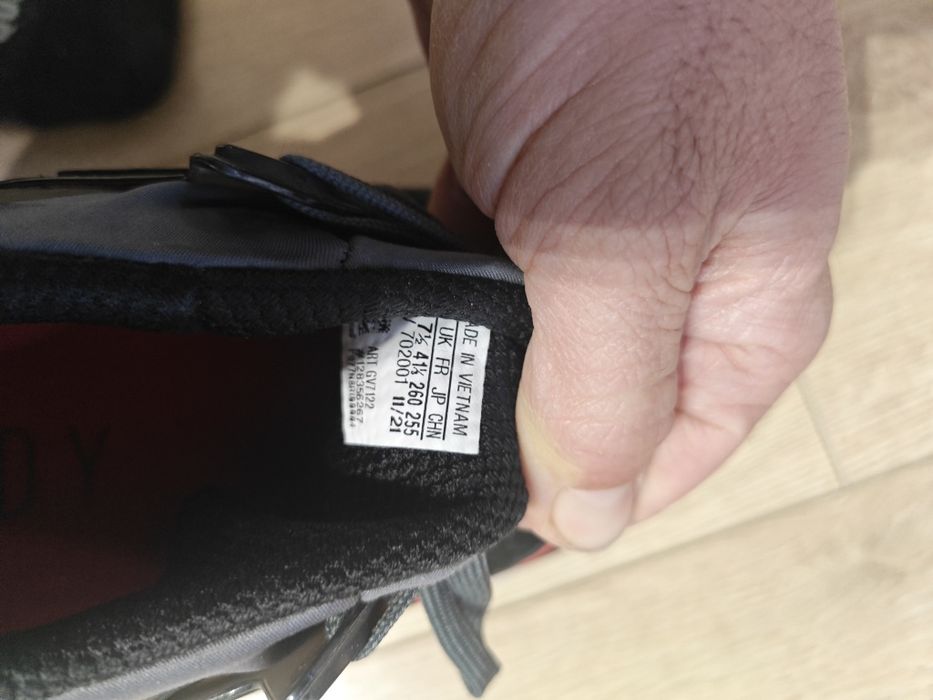 Маратонки adidas water repellent