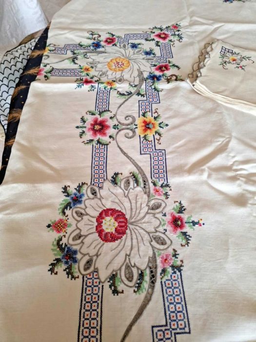 Ленена ръчно бродирана покривка