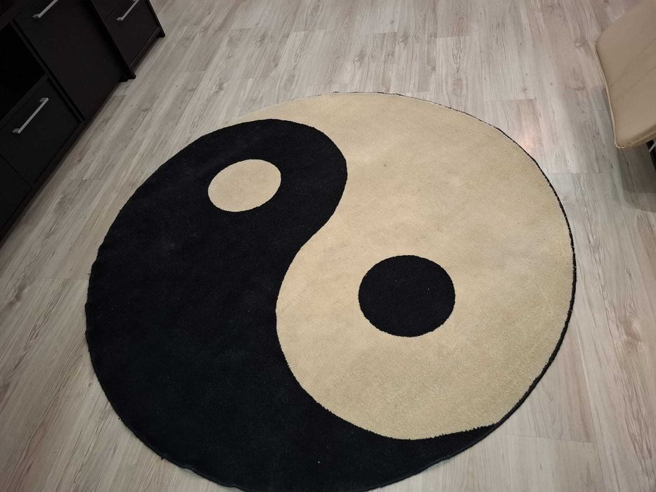 canapea și covor yng&yang