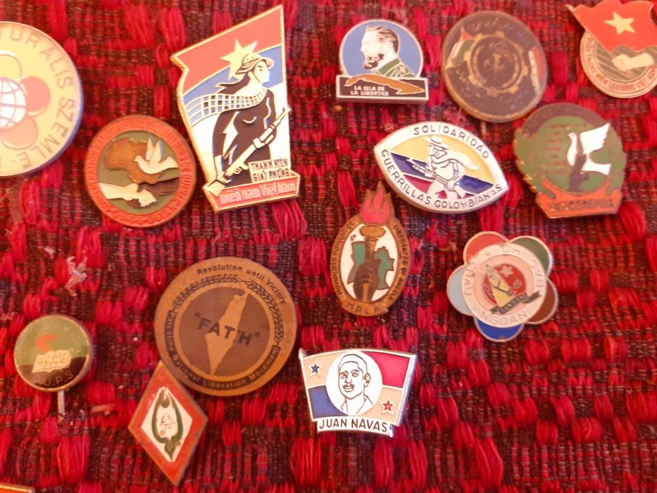 Колекционерски стари метални значки 74 броя