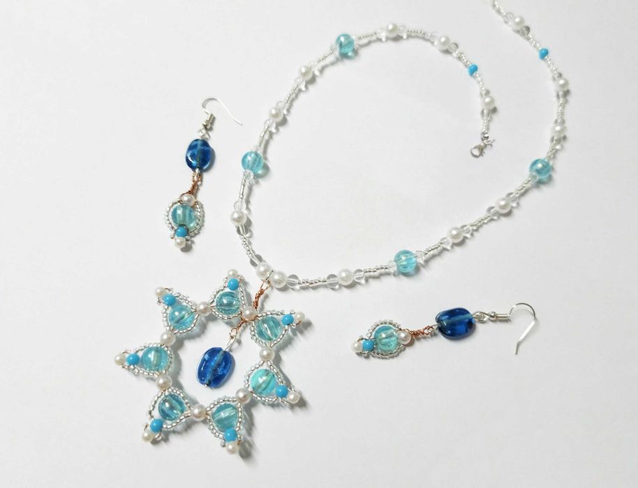 Coliere cu pandative model unicat si cercei, margele, rosu, albastru,