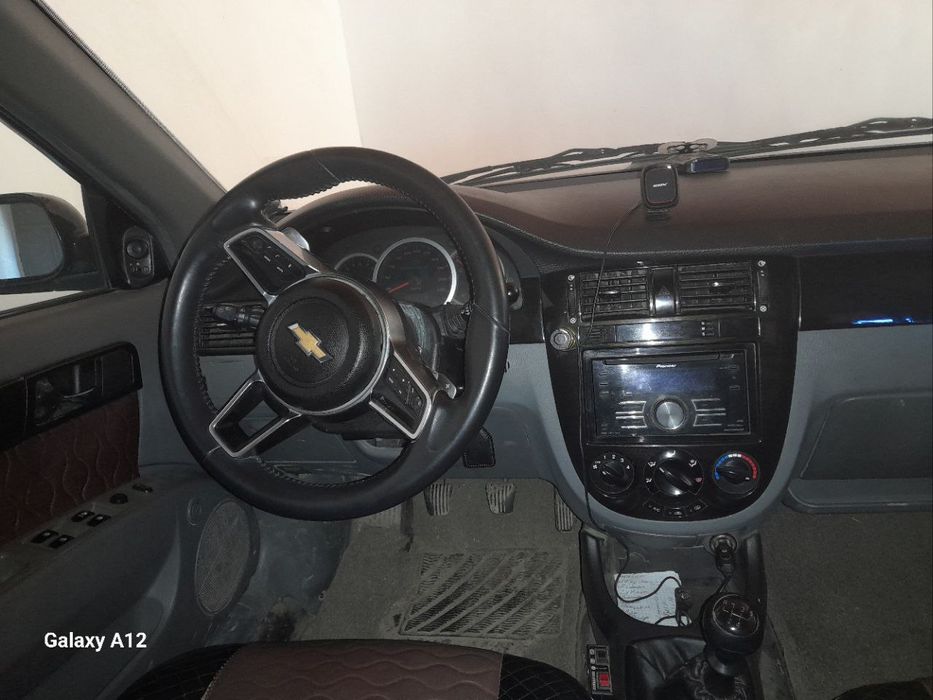 Chevrolet Lacetti 1.8 sotiladi