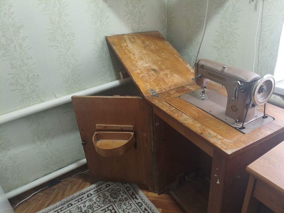 Механическая швейная машинка