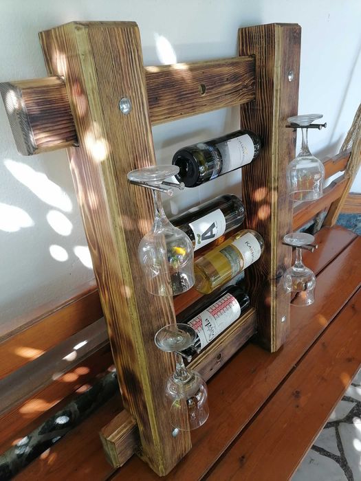 Продавам дървена етажерка за вино