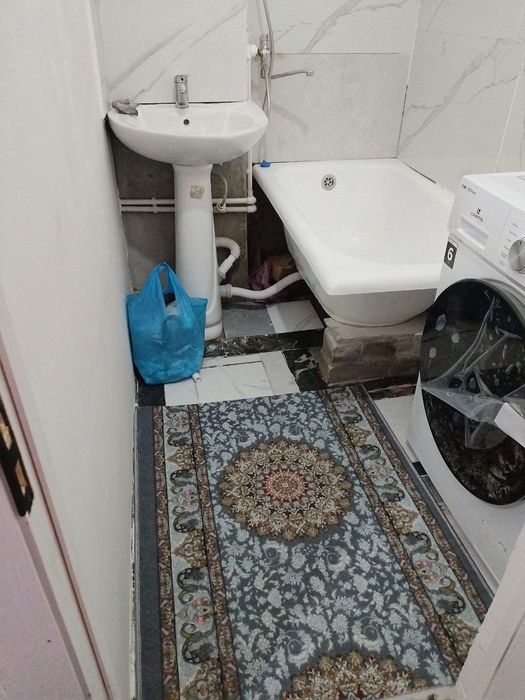 Срочно сотилади Хонобод авену дан квартира 41 кв  2 хона килинган.