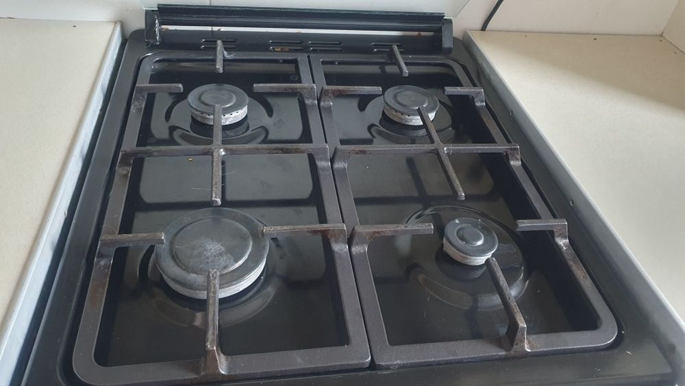 Vând Aragaz Beko stare bună,  4 arzătoare,  negru, cu capac de sticlă