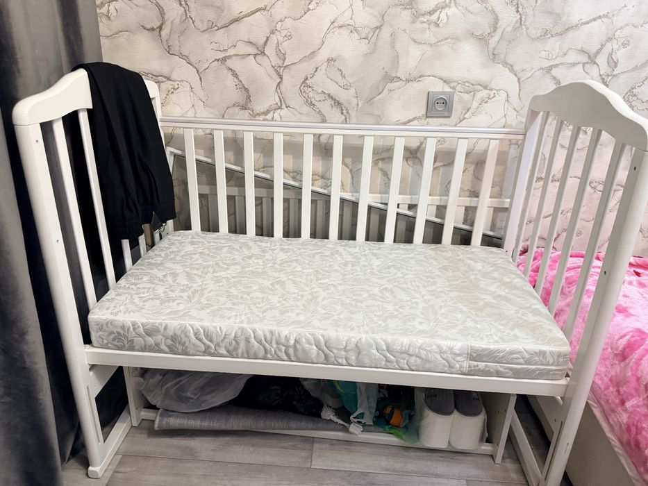 Продам детскую кровать с маятником