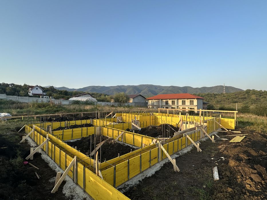 Case la rosu , fundatii , garduri,elevatii,acoperis