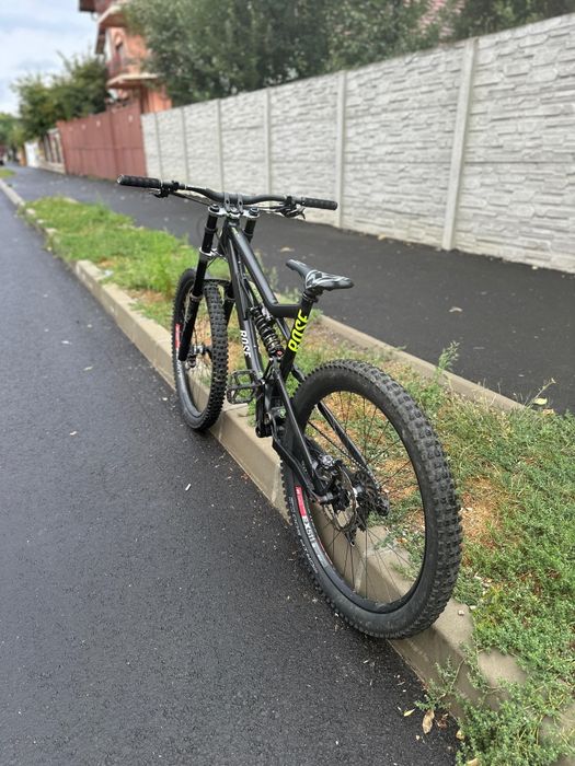 Bicicleta dh bine dotată negociabil