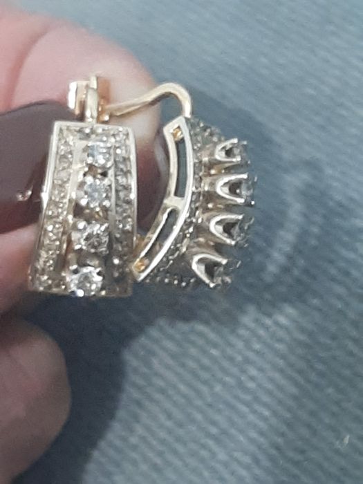 Продам золотые серьги с бриллиантами