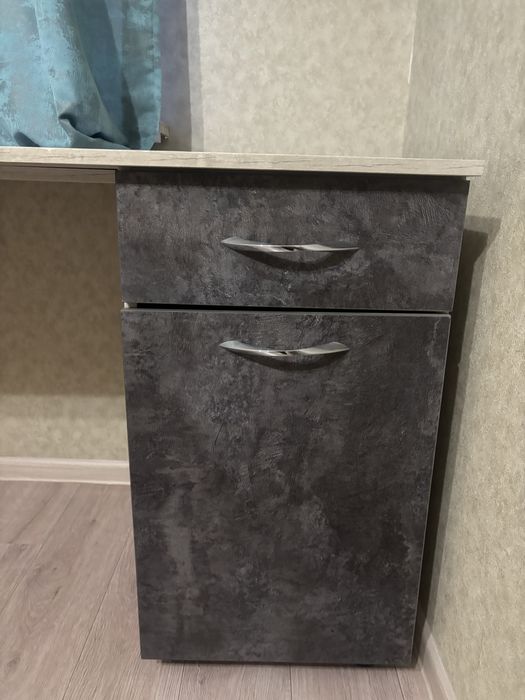 Стол со шкафом и тумбами