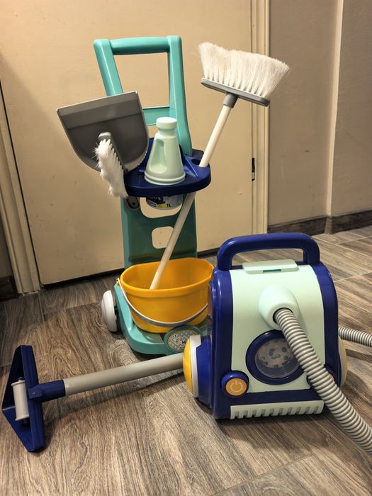 Детски дървена кухня и комплект за почисване