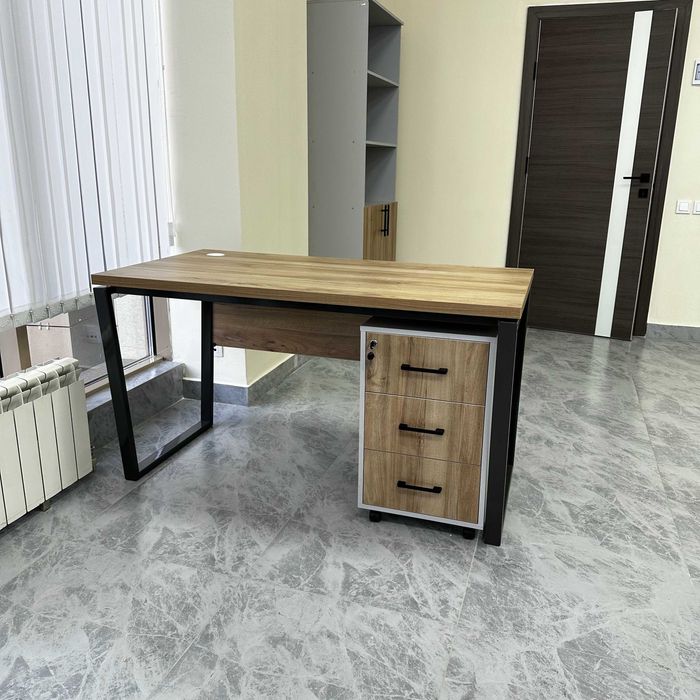 Стол офисный из ЛДСП с ящиками