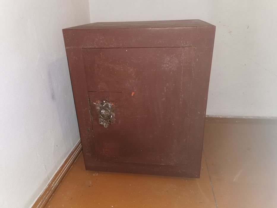 Сейф металлический