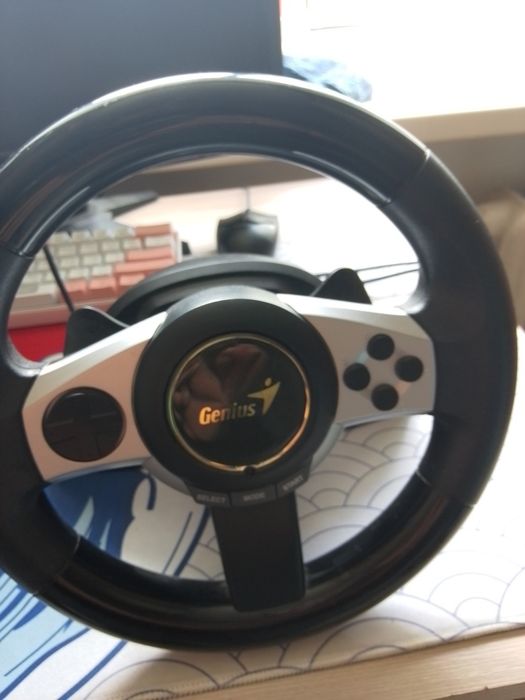 Игровой руль с педалями