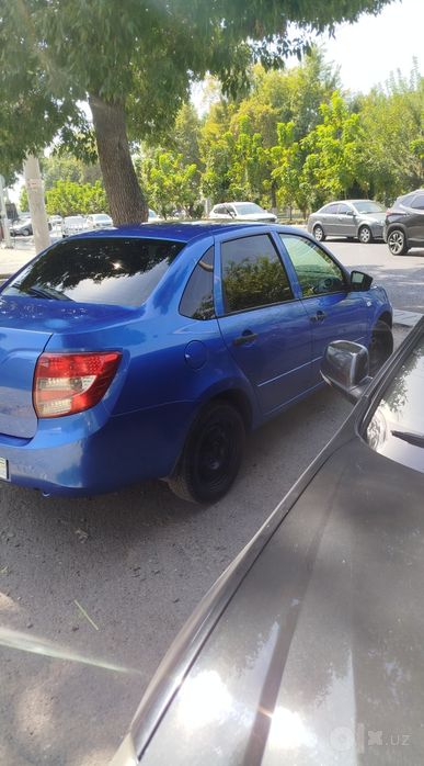 Lada Granta avto sotiladi