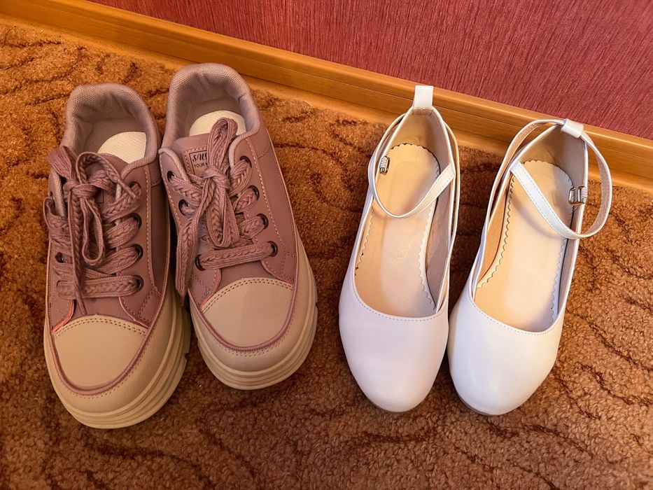 Две пары кроссовок и туфли