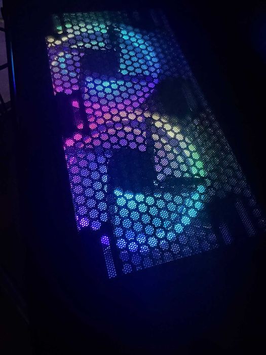 Pc gaming:tastatura,mouse,mousepad,2 monitoare si calculatorul in sine