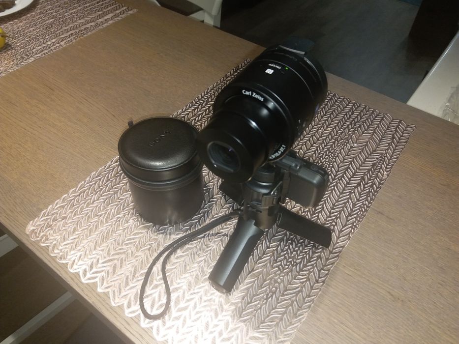 Sony QX100/RX100. Sony LVR1.