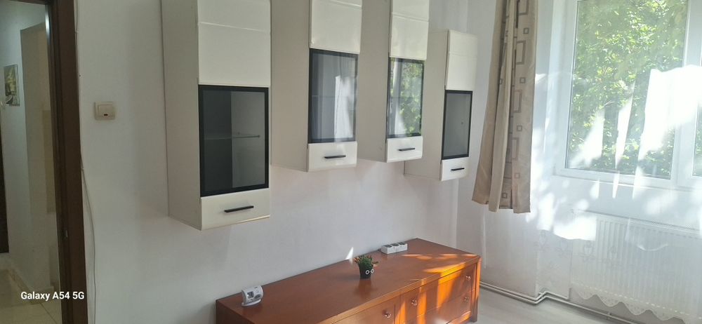 Proprietar vind  apartament cu 2 camere decomandat