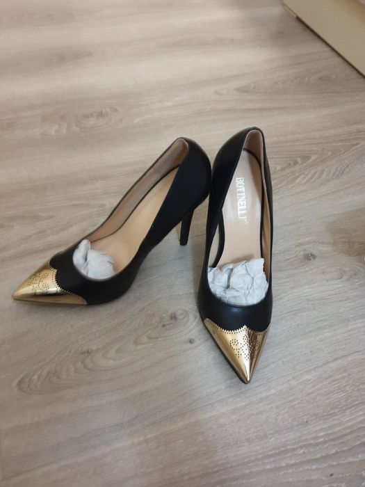 Рокля със златисто коланче s размер и обувки 37 номер