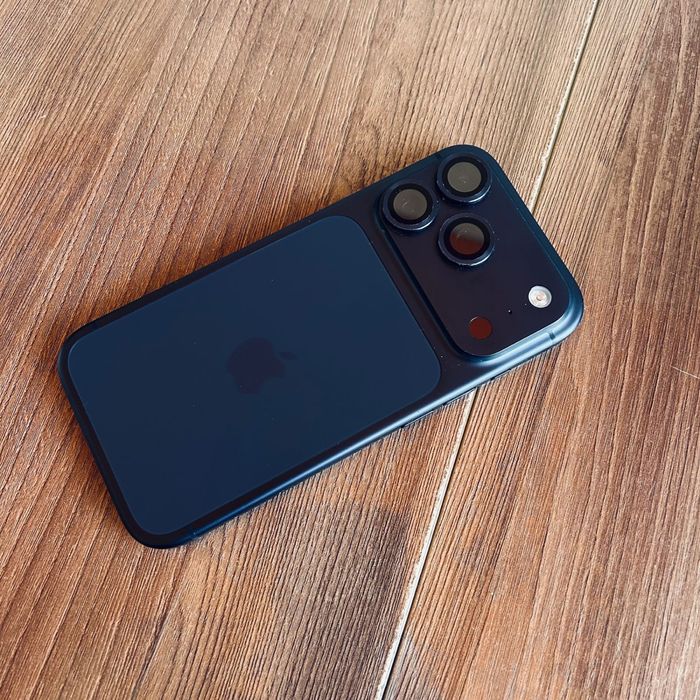 Продам срочно Айфон 17 про с коробкой