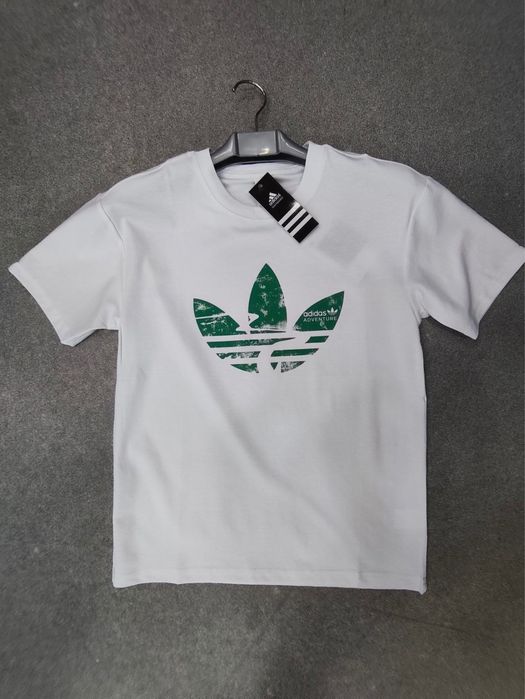 Спортивные футболки Adidas.