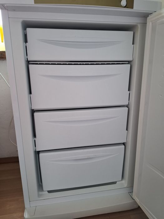 Продам морозиную камеру Indesit