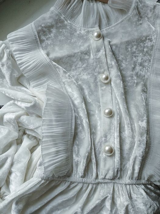 Белое бархатное платье