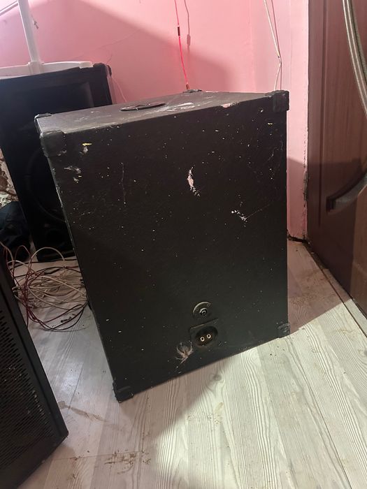 Vând bass 600w rms și boxa 500w rms boxa n-are înaltă mai multe