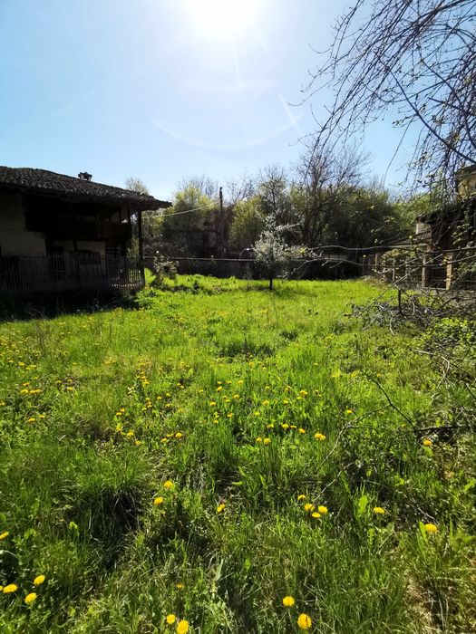 Двуетажна,възрожденска къща с голям двор в село Миндя