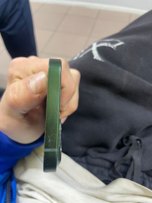 Продам айфон 13.