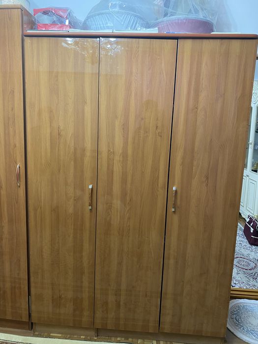 Шкаф трехдверный с полками.