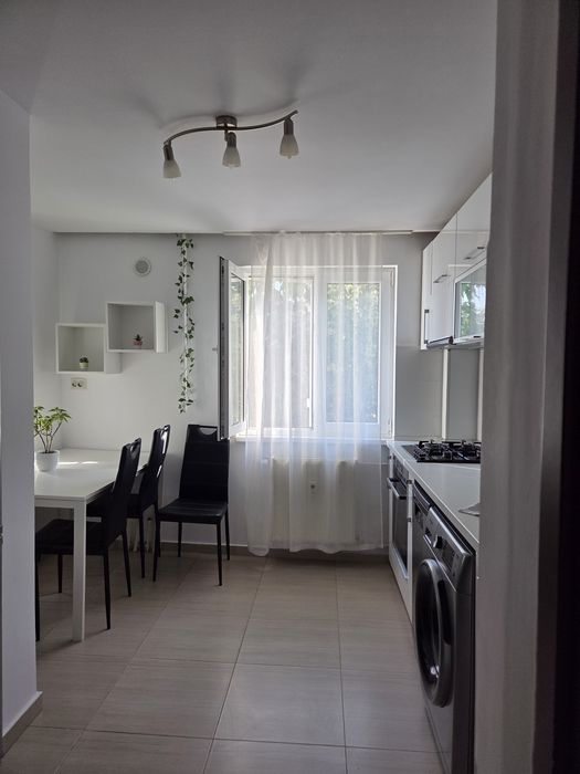 Ofer spre inchiriere 3 camere in zona Trapezului