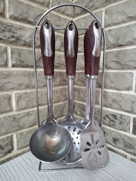 Продаётся набор кухонных принадлежностей,тортница,салатница.